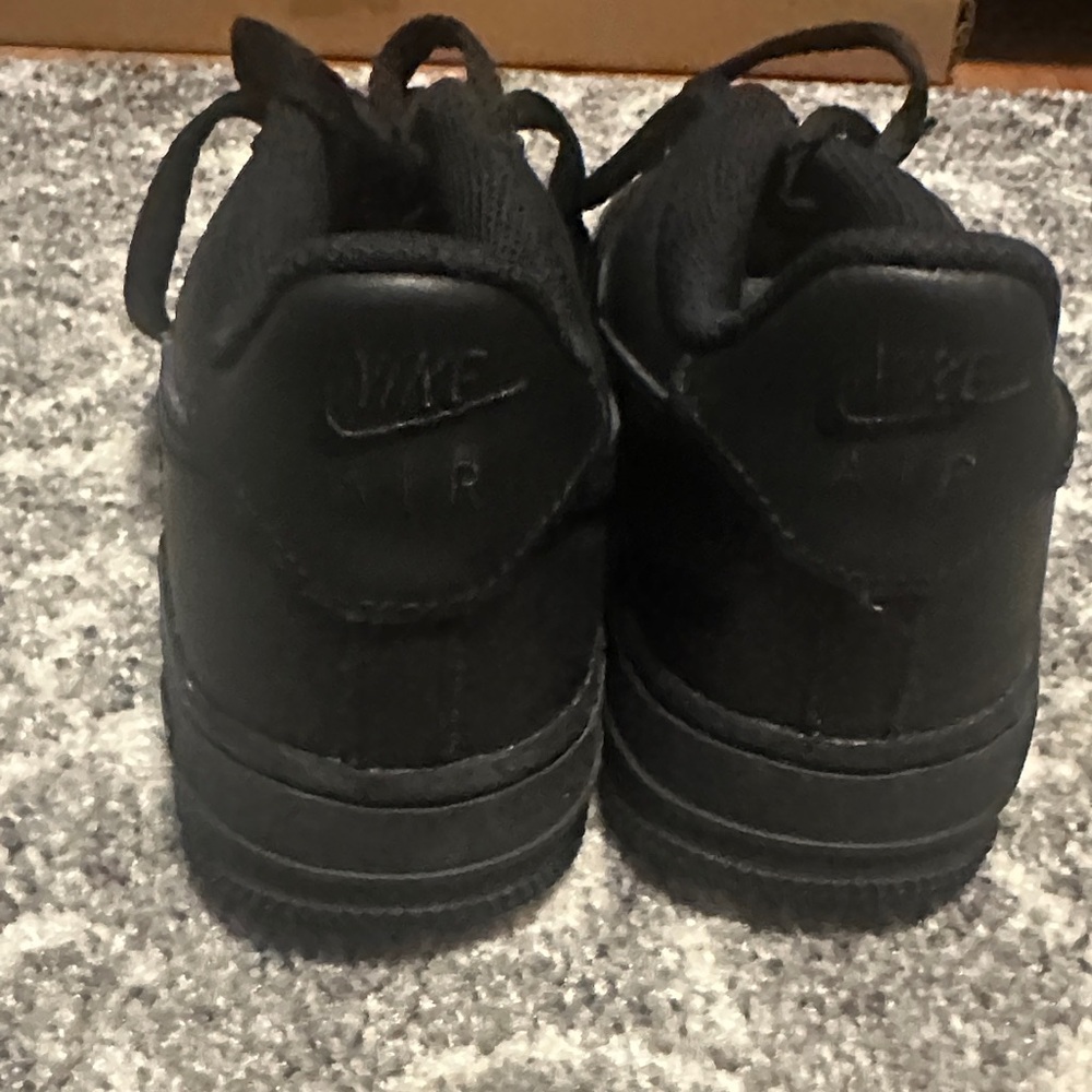 Nike Kids All-Black Sneakers Air Force 1 - Picture 6 of 12